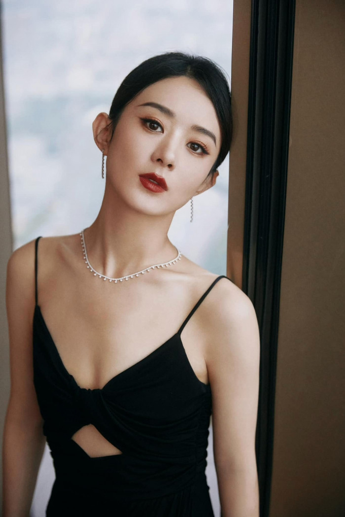 Gu ăn mặc của Triệu Lệ Dĩnh ngày càng táo bạo.