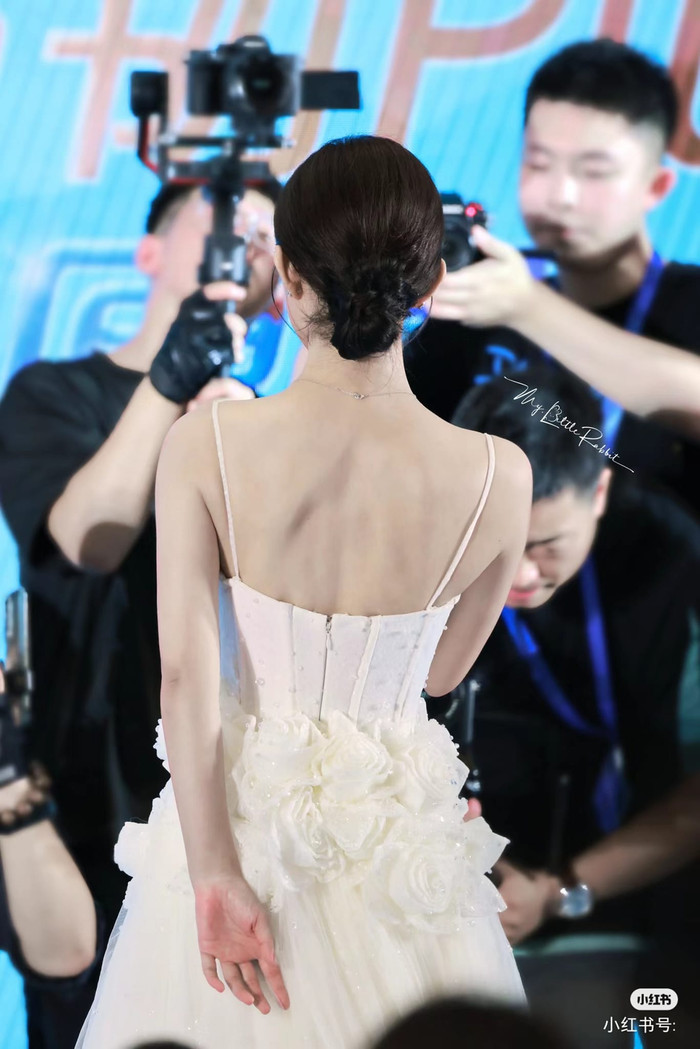 Triệu Lệ Dĩnh chăm diện đồ cắt xẻ, khoe vẻ đẹp căng tràn tại sự kiện mới đây.