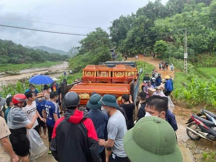 Hình ảnh những chiếc quan tài được đưa vào Làng Nủ khiến nhiều người ám ảnh. (Ảnh: Fanpage SAOstar).