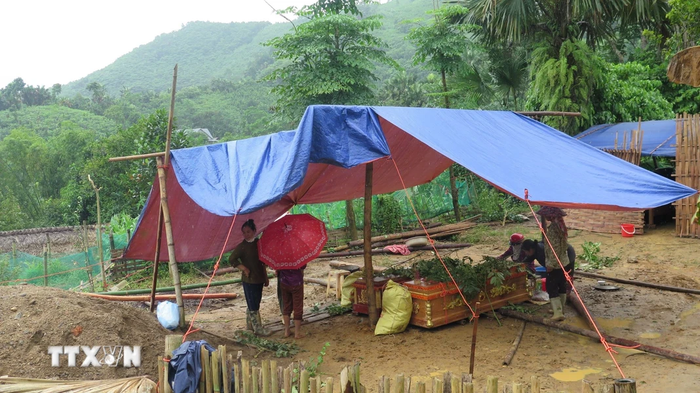 Người dân tại Làng Nủ lo hậu sự cho người thân. (Ảnh: Hồng Ninh/TTXVN).