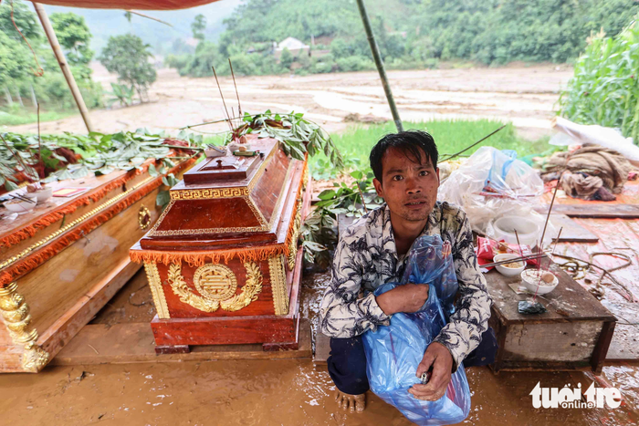 Ánh mắt thất thần của anh Hoàng Văn Thới sau nỗi đau mất người thân. Sau cơn lũ quét, anh Thới đã mất mẹ, vợ và ba người con. (Ảnh: Nguyễn Khánh/Báo Tuổi Trẻ Online).