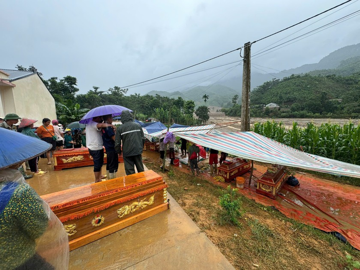 Những chiếc quan tài được chuẩn bị để lo hậu sự cho các nạn nhân. (Ảnh: Báo Pháp luật Việt Nam)