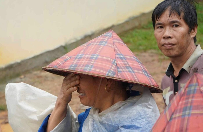 Một phụ nữ Làng Nủ than khóc vì làng bản, gia đình giờ chỉ còn là đống bùn lầy lội.