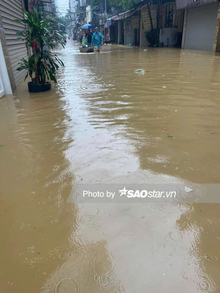 Tại Phúc Tân, nước dâng cao và không có dấu hiệu rút nên người dân đã sơ tán người già, trẻ nhỏ ra vùng an toàn. Một số người quyết định gửi con về quê với ông bà, sau đó bám trụ lại đây giữ nhà cửa, tài sản.