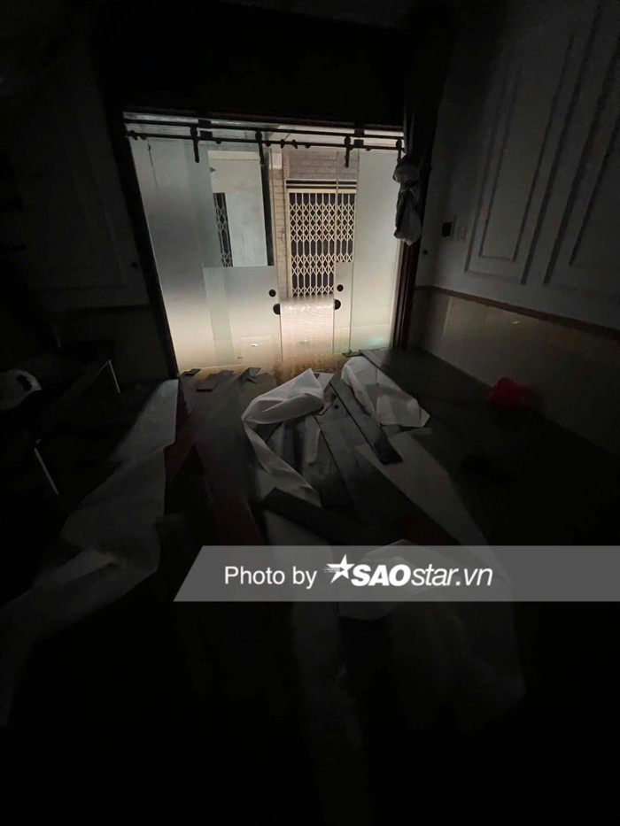 Chị Đặng Minh Ngọc (44 tuổi) - ngụ ngõ Hồng Hà cho biết hiện tại nước đã tràn vào tầng một của gia đình. Gia đình đã di tản ra khách sạn vào trưa nay nhưng chị sốt ruột vẫn quay trở lại kiểm tra. 