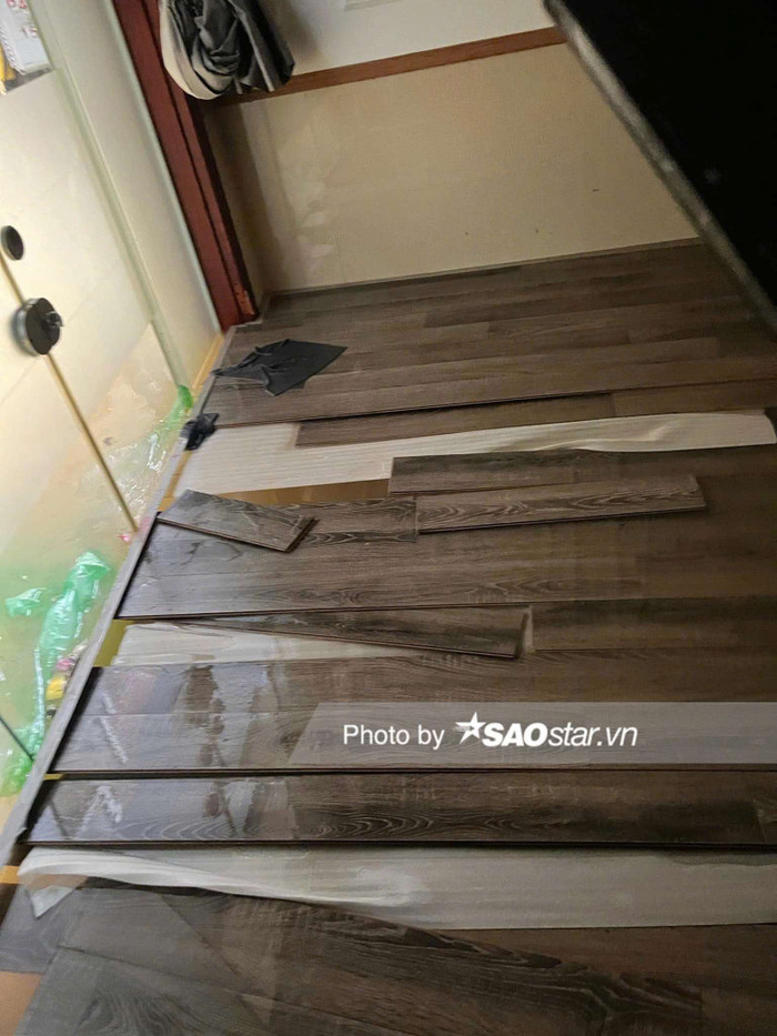 Chị khá bất ngờ khi sàn gỗ đã hỏng hoàn toàn dù nước mới dâng vào nhà được một lúc. 'Sau trận này, có lẽ gia đình tôi và nhiều hộ khác phải sửa hoàn toàn tầng 1. Giờ tôi chỉ mong nước rút nhanh để chúng tôi ổn định lại cuộc sống', chị nói.