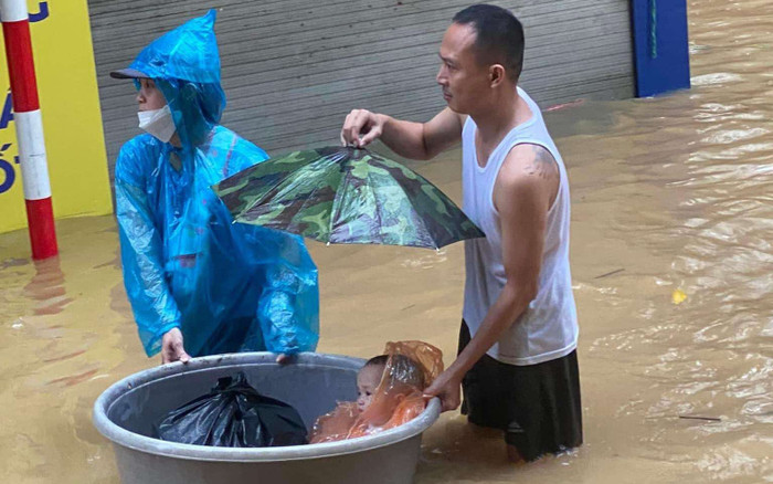 Hà Nội: Người dân ở rốn lũ Hoàn Kiếm 'chạy vội' khi nước sông Hồng dâng cao Ảnh 2