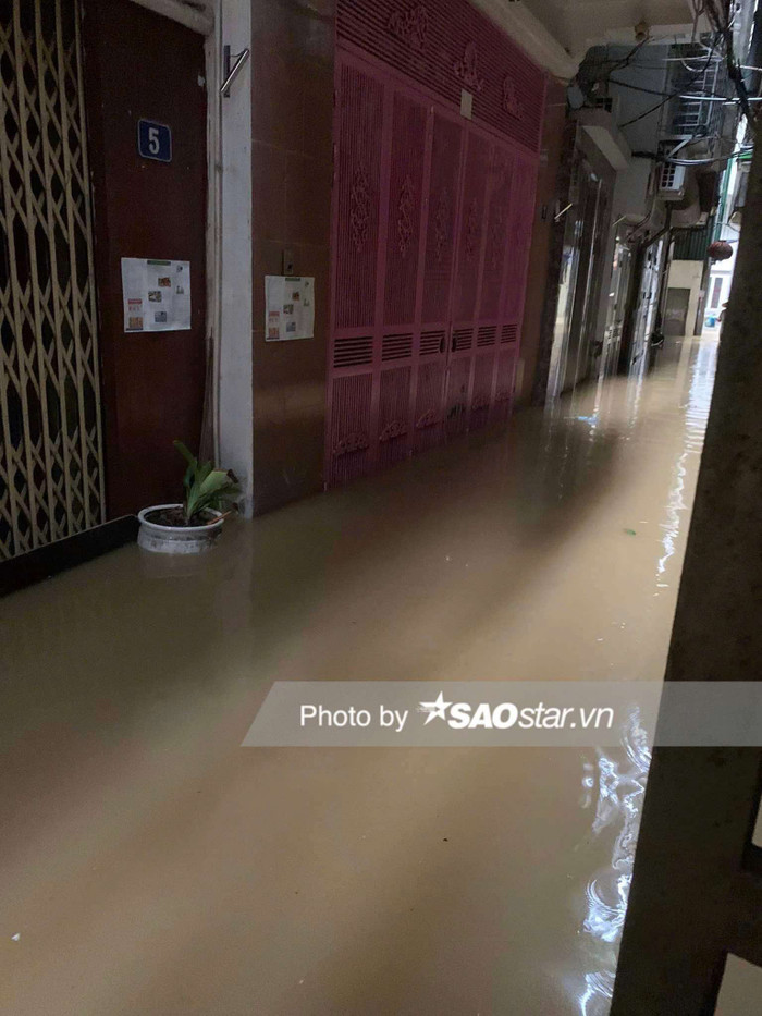 Vì thế, anh Quân mất gần 30' mới có thể tới nhà. Sau đó anh lấy đồ dùng cá nhân sang nhà vợ ở Long Biên tá túc. 'Nếu sáng mai nước rút, vợ chồng tôi sẽ về dọn dẹp. Tôi mong đêm nay nước rút dần, chứ không như thế này vất vả quá. Đêm qua mực nước lên nhanh khiến một số nhà họ hàng của tôi ở trong khu bị động, phải di dời trong đêm', anh Quân nói.