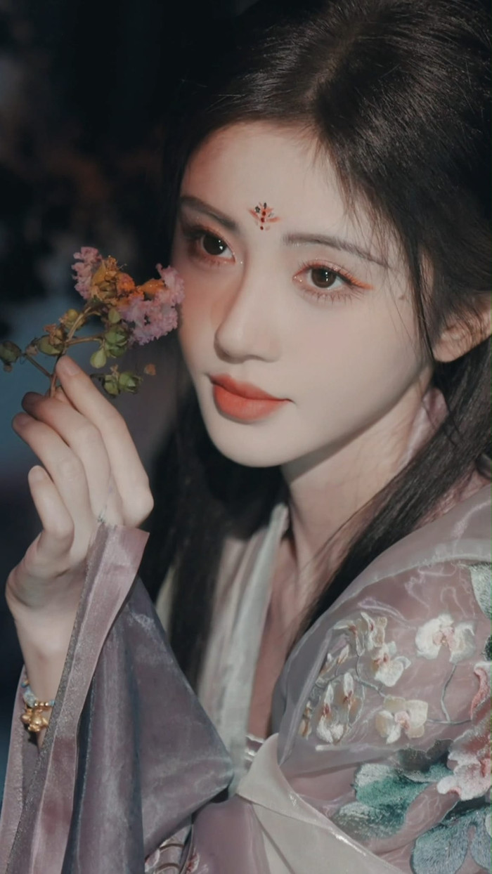 Cúc Tịnh Y hóa Hằng Nga trong đêm hội Trung Thu