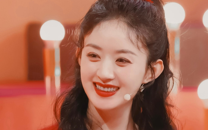 Triệu Lệ Dĩnh ngồi xổm nghịch cát với quý tử 5 tuổi Ảnh 2