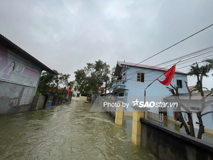 Nước dâng lên ngang ngực, người dân tại đây di chuyển khó khăn, không thể sinh hoạt như trước.