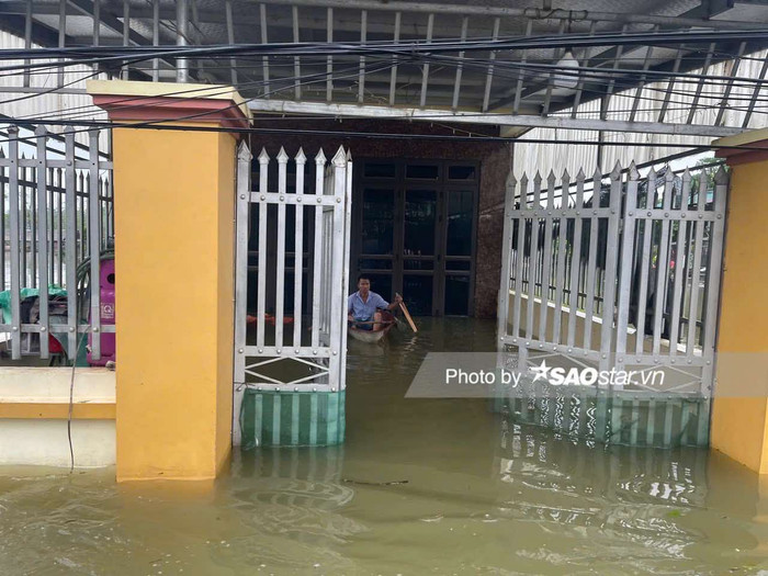 Người dân phải di chuyển bằng thuyền mới có thể ra ngoài được.