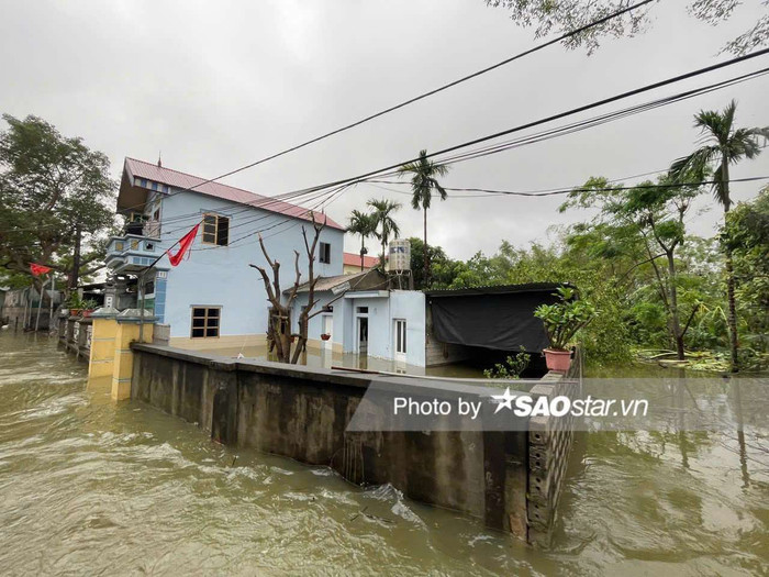 Anh Công (30 tuổi) cho biết, ngay khi nước lũ có dấu hiệu dâng cao, vợ chồng anh cùng các con đến nhà bà nội ở khu vực đất cao để tránh lũ .