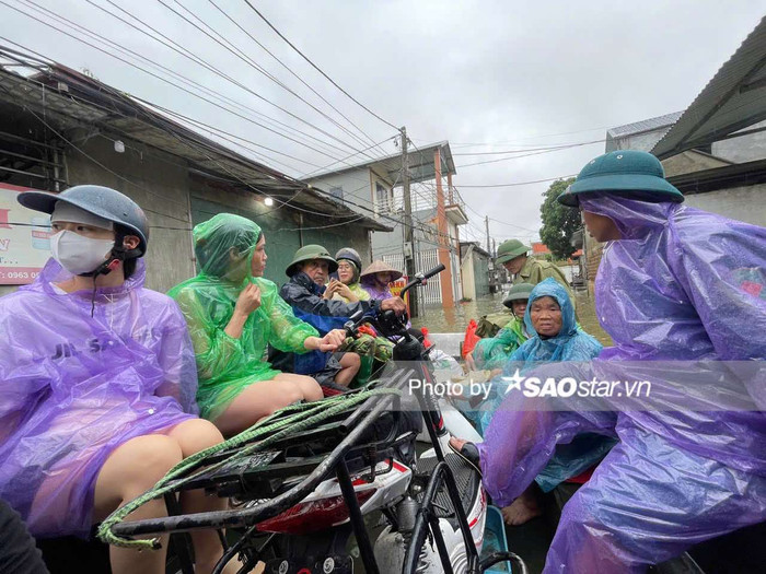 Người lớn tuổi và phụ nữ cũng được cứu hộ ra ngòi trong tâm trạng lo lắng, không biết nhà cửa ngập ra sao.
