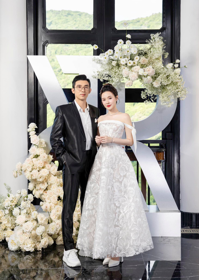 Midu làm 'phu nhân hào môn' sau khi về chung nhà với thiếu gia Minh Đạt. 