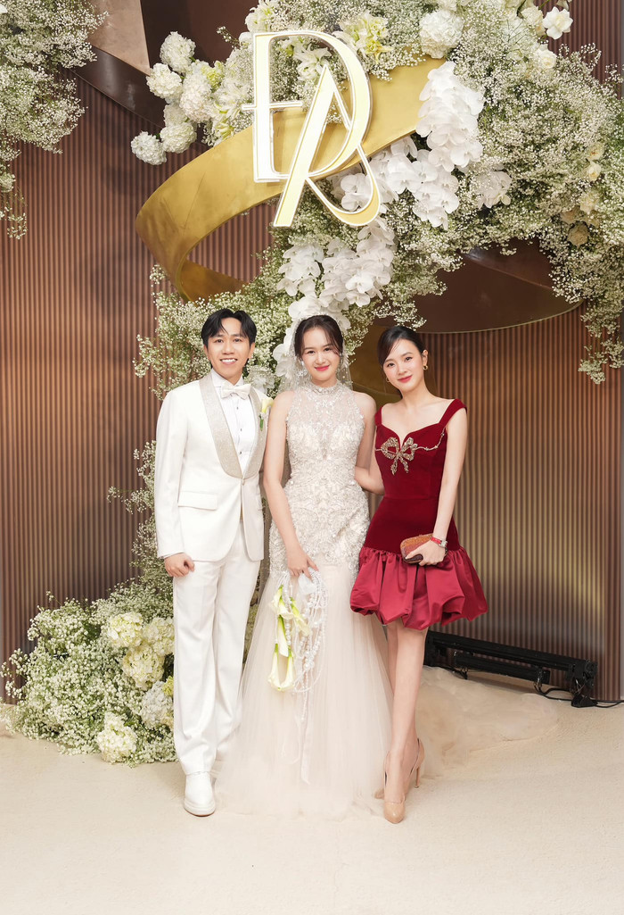 Midu 'lẻ bóng', diện váy đỏ nổi bật trong lễ cưới của Anh Đức và Anh Phạm.