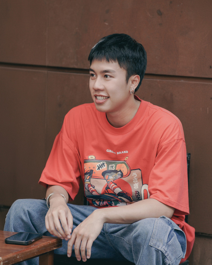 Long Vũ hiện đang là nam diễn viên được đông đảo khán giả yêu mến nhờ vai chính trong Đi giữa trời rực rỡ. 