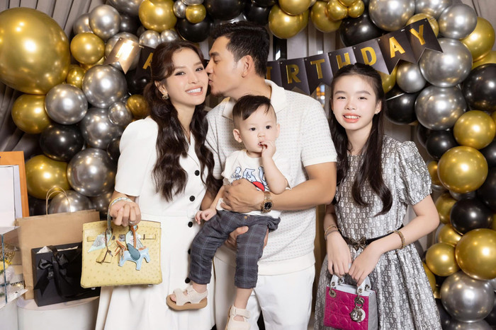 Tổ ấm hạnh phúc của Phương Trinh Jolie và Lý Bình bên cạnh hai con.  