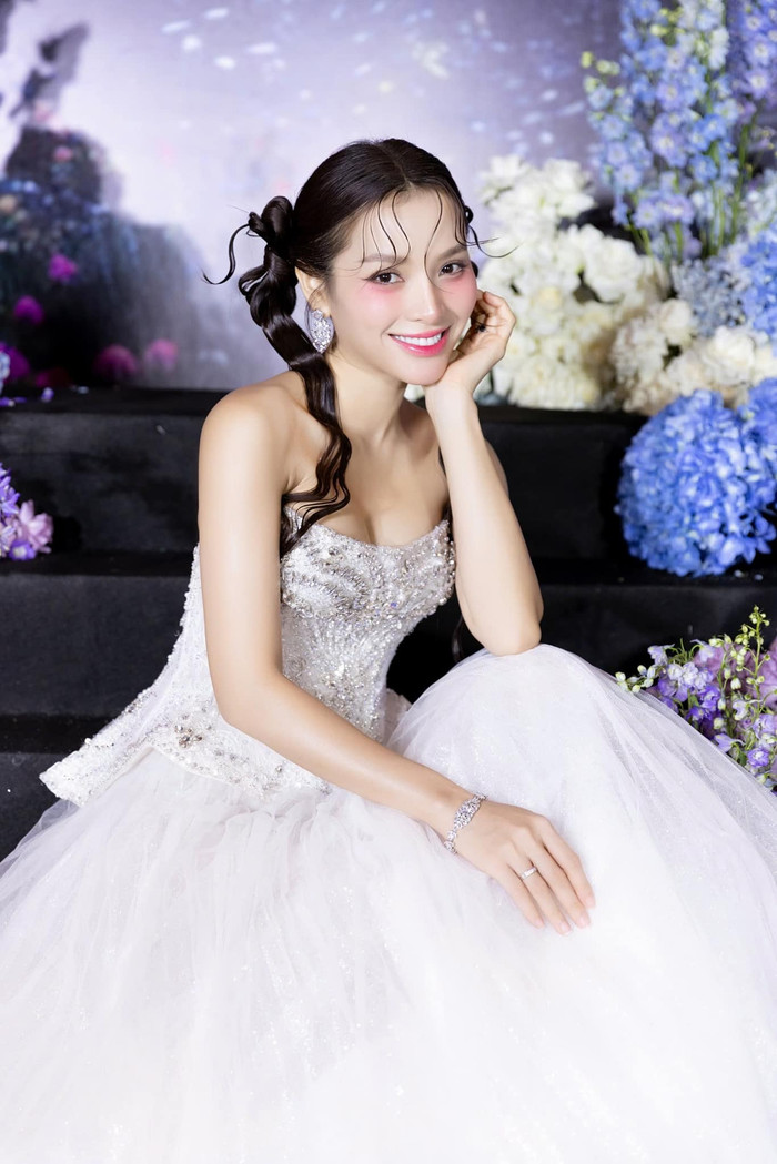 Dù đang bầu bí, Phương Trinh Jolie vẫn giữ được vẻ ngoài rạng rỡ, năng lượng.