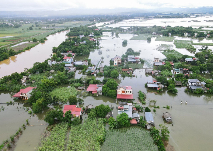 Nước sông Bưởi dâng lên nhanh cô lập hơn 100 hộ dân. Ảnh: Báo Tài nguyên Môi trường