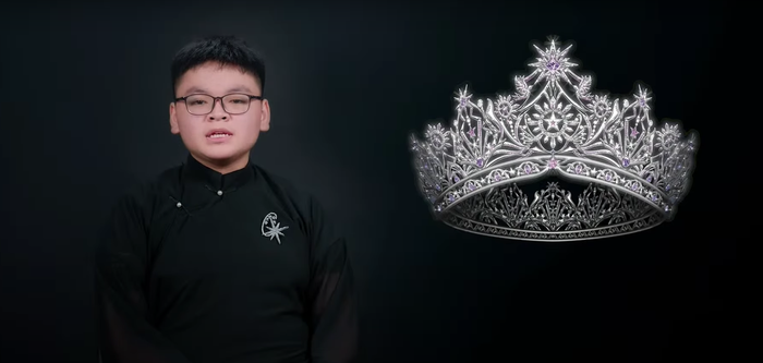 Hoàng Xuân Thuyên - 13 tuổi và chiếc vương miện giúp cậu bé chiến thắng tại cuộc thi Crown Design đồng hành cùng Miss Universe Vietnam 2024.