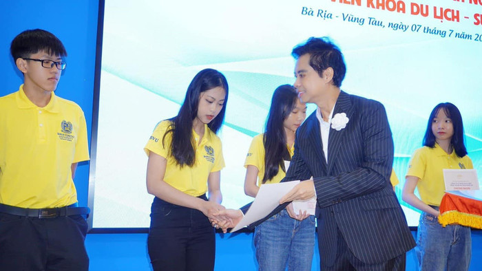 Trước đó vào đầu tháng 7, danh ca Ngọc Sơn đã trao học bổng 30 triệu đồng cho sinh viên trường đại học Bà Rịa - Vũng Tàu. Ảnh: FBNV