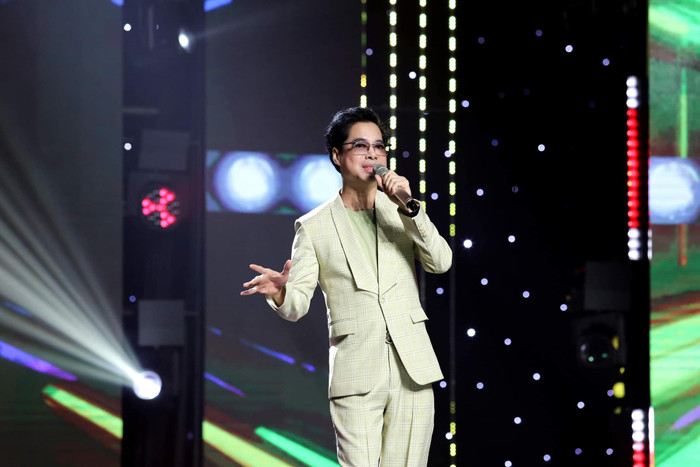 Trong những năm qua, danh ca Ngọc Sơn vẫn chăm chỉ biểu diễn, mang tiếng hát tới nhiều khán giả. Ảnh: FBNV