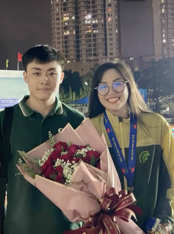 Phương Trâm - 'tiểu Ánh Viên' nở nụ cười rạng rỡ khi được bạn trai tặng hoa, thể hiện tình cảm ở chốn đông người. Ảnh: Chụp màn hình