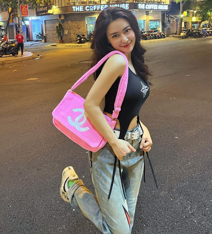Ngoài ra, Quyên Qui còn là một 'quý cô hàng hiệu' khi khóe léo mix những phụ kiện đến từ các thương hiệu cao cấp vào những bộ cánh nóng bỏng. Như trong bức ảnh này, Quyên Qui trông rất nổi bật với mẫu túi Chanel Precision Pink Coco Mark với giá gần 8 triệu đồng.