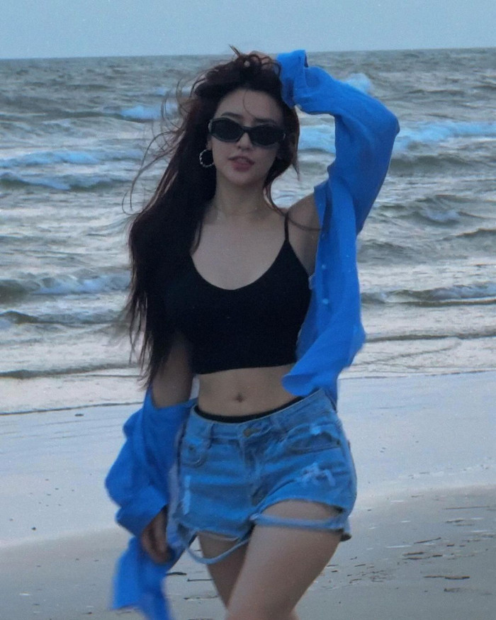 Quyên Qui sinh năm 1998, là mỹ nhân đang được cư dân mạng quan tâm nhất nhì hiện nay. Cô gây ấn tượng với diện mạo xinh xắn và vóc dáng quyến rũ, đặc biệt là khi diện những bộ bikini đầy cuốn hút. Quyên Qui rất chăm đăng tải những bộ ảnh diện trang phục áo tắm nóng bỏng, đặc biệt là những mẫu bikini tí hon với đủ sắc màu.