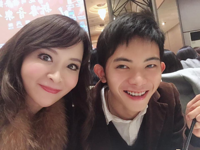 Người mẫu Tương Bình và con trai. 