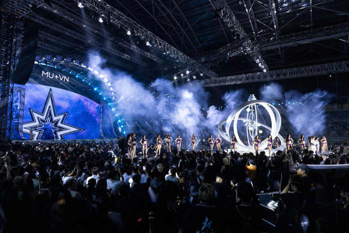 Tối 11/09, đêm bán kết Miss Universe Vietnam 2024 chính thức diễn ra tại TPHCM thu hút quan tâm của khán giả sắc đẹp. Ở đêm bán kết, các thí sinh trình diễn ba phần thi gồm hô tên, diễn bikini và váy dạ hội. 