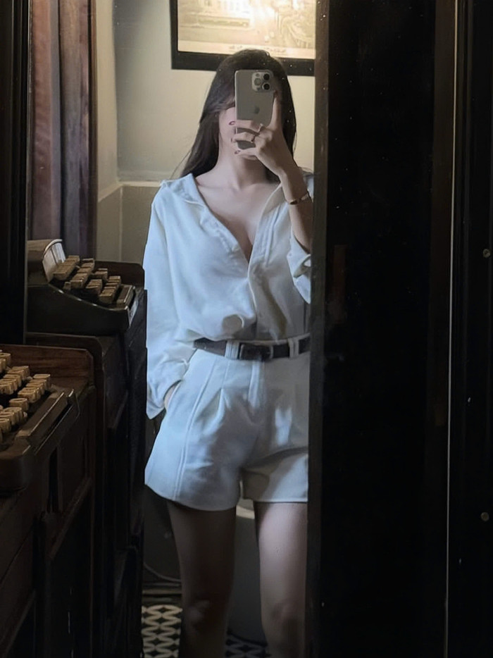 Mới đây, vợ thủ môn Đặng Văn Lâm cho biết không còn yêu thích kiểu ăn mặc như hiện tại. Trên trang cá nhân, Yến Xuân viết: “Người nhiều tính cách xã hội (multiple personalities) khác với nhiều phong cách thời trang. Một tháng trở lại đây thì mình thích mặc áo sơ mi kèm quần ngắn hoặc chân váy. Mà hôm nay chính thức chán rồi”.