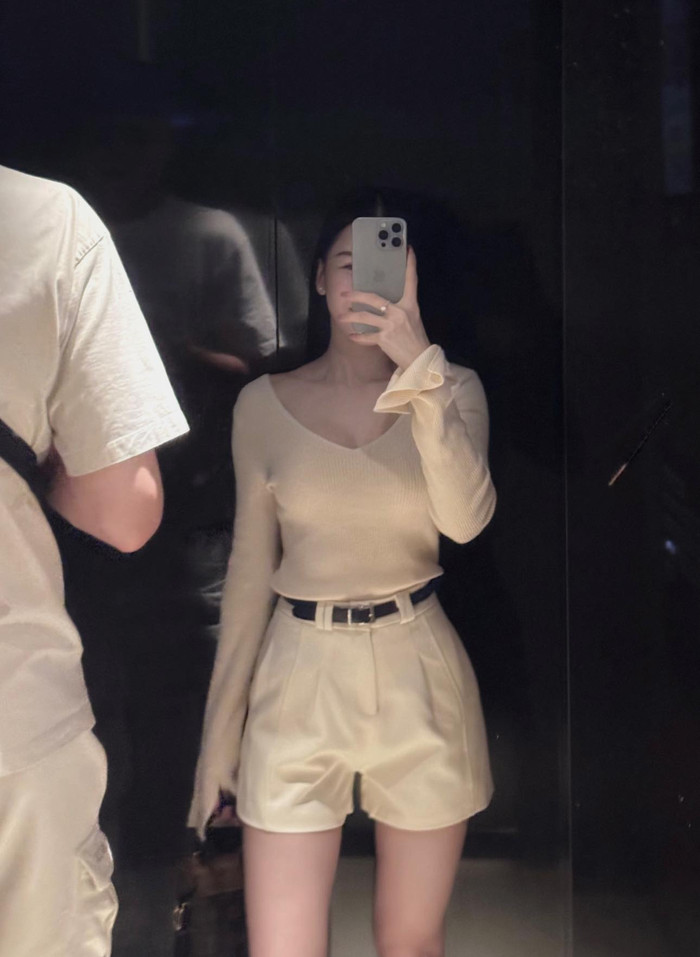 Trong những khung ảnh khoe outfits, gu thời trang của vợ Đặng Văn Lâm được phản ánh qua bảng màu cũng như cách phối items. Yến Xuân ưu tiên trang phục có độ tinh giản mỗi khi xuống phố. Ngoài áo sơ mi, nàng PT còn phối áo thun tay dài đơn sắc và quần cạp cao.  