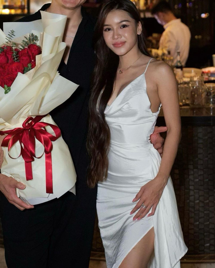 Theo SAOStar tìm hiểu, vợ Đặng Văn Lâm tên Bùi Thị Yến Xuân. Hiện, cô hoạt động với vai trò huấn luyện viên thể hình cá nhân (PT). Xem qua những thước ảnh trên mạng xã hội, cô giáo Yến Xuân khiến hội chị em không khỏi ngưỡng mộ khi sở hữu tỉ lệ hình thể đẹp và nóng bỏng. Theo chia sẻ, vợ Đặng Văn Lâm đã thành công giảm xuống 46 kg sau thời gian luyện tập miệt mài. Ở hiện tại, cô cố gắng duy trì ở dưới 50 kg và số đo ba vòng lần lượt là 85 - 57 - 94 cm.