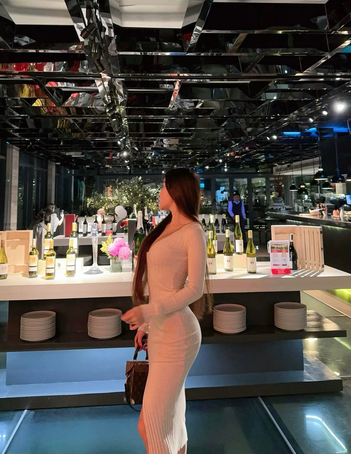 Trước đó, tủ đồ của nàng PT chứa đầy ắp các mẫu đầm hai dây phủ ngập nhiều gam màu. Mẫu mã mà vợ Đặng Văn Lâm thường sắm có đường may ôm sát và những điểm cắt xẻ đúng chỗ.