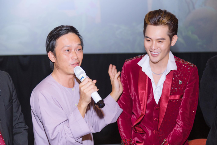 Võ Đăng Khoa được biết đến là cháu nuôi của NSƯT Hoài Linh. 