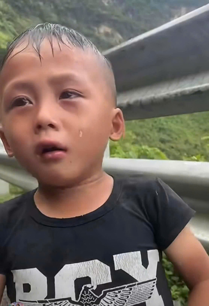 Hình ảnh em bé được đông đảo cư dân mạng chia sẻ vừa qua.