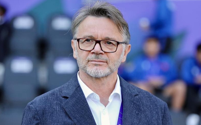 Tình cảnh thất nghiệp và tranh cãi về HLV Troussier Ảnh 2