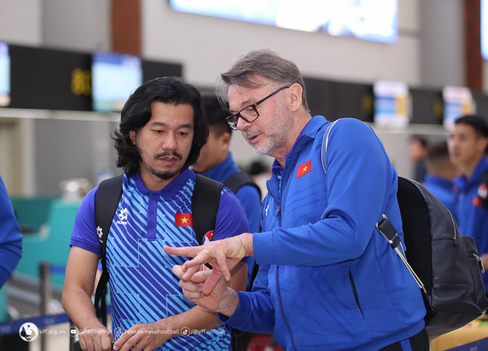 HLV Troussier từng bị người hâm mộ phản ứng do tuyển Việt Nam có thành tích nghèo nàn. Ảnh: VFF