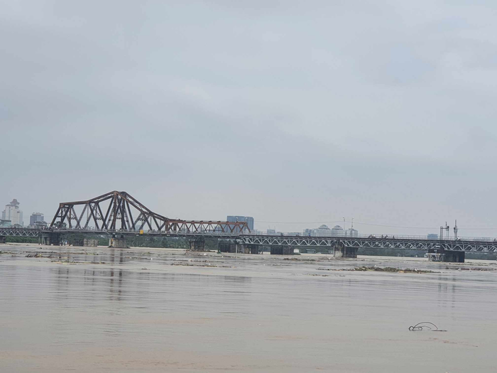 Nước lũ trên sông Hồng sẽ biến đổi chậm và sẽ tiếp tục xuống. (Ảnh: PLO).