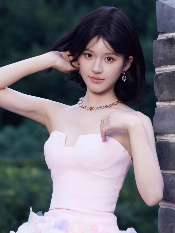 Triệu Lộ Tư được đạo diễn Đặng Khoa tin tưởng không hề phẫu thuật thẩm mỹ. 