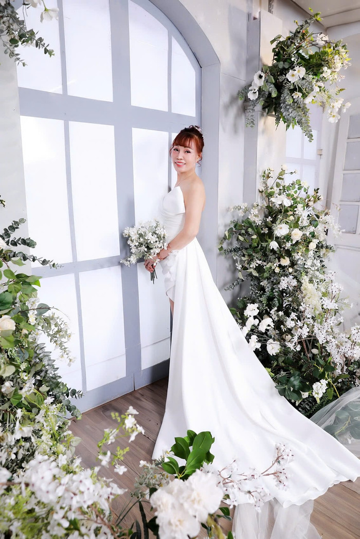 Hành động đăng ảnh vui vẻ của cô dâu Thu Sao ngay lúc này khiến nhiều người khó lòng chấp nhận. lên tiếng chê trách và góp ý. 