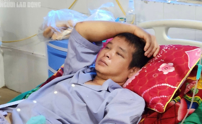 Anh Hoàng Văn Nhầm kể lại giây phút kinh hoàng khi mất cả vợ lẫn con. Ảnh: Người lao động.