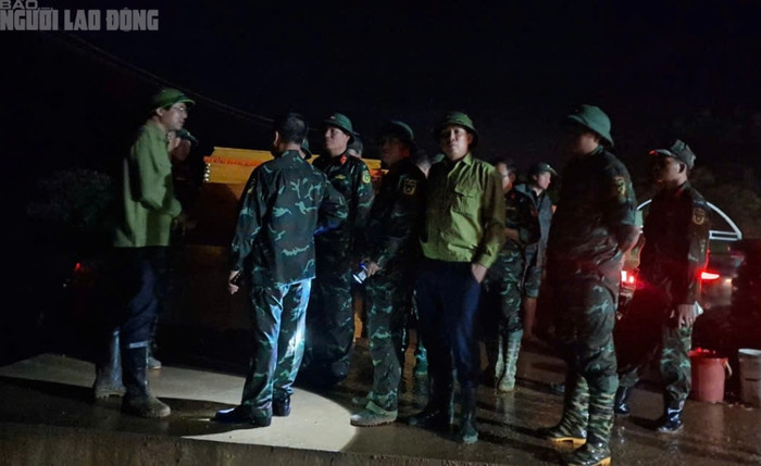 Lực lượng chức năng tỉnh Lào Cai và các đơn vị tham gia cứu nạn cứu hộ trực tiếp tham gia chỉ đạo tìm kiếm tại hiện trường trong tối 11-9. Ảnh: Người lao động.