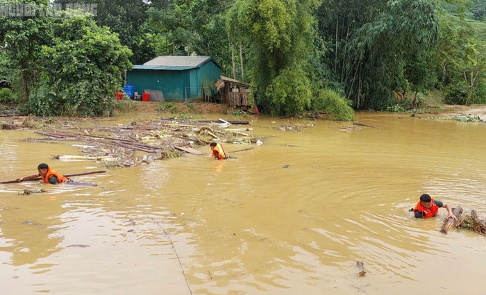 Đến sáng ngày 12-9, hoạt động tìm kiếm ở Làng Nủ mới có thể tiếp tục trở lại.