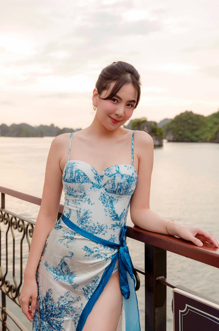 Nữ MC thỉnh thoảng diện trang phục quyến rũ ngoài những bộ đồ công sở nghiêm túc.