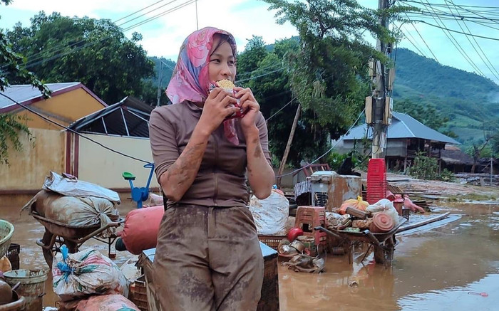 Xúc động trước hình ảnh các cô giáo 'thép' vượt lũ cứu trường Ảnh 2