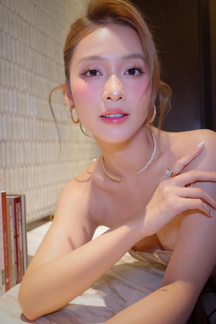 Vẻ đẹp sexy của Khả Ngân khiến dân tình xuýt xoa