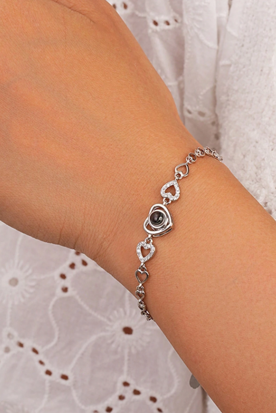 Chiếc vòng tay kim cương được thủ môn Bùi Tiến Dũng dành tặng vợ. Ảnh minh họa